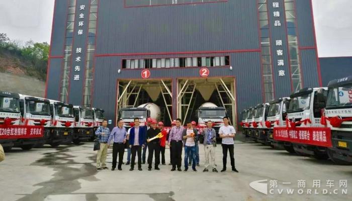 批量红岩杰狮搅拌车成为四川眉山建设新劲旅3.jpg 批量红岩杰狮搅拌车成为四川眉山建设新劲旅3.jpg
