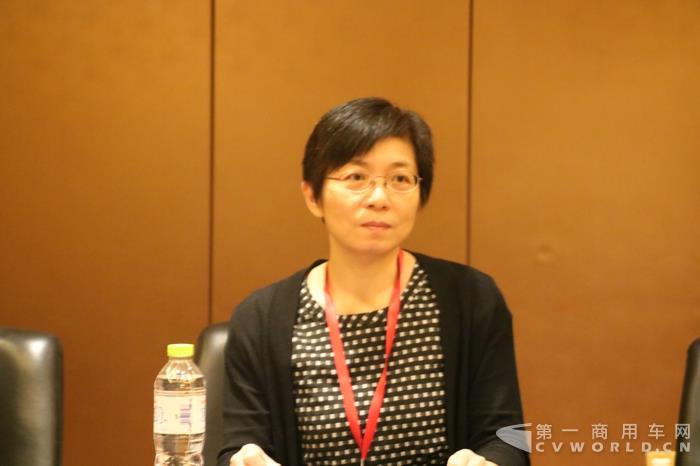 李芳 (5).jpg 李芳 (5).jpg