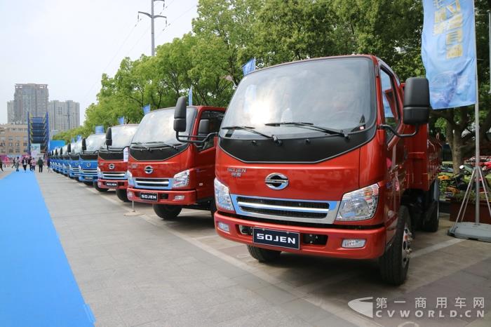 现场展车(2).jpg 现场展车(2).jpg