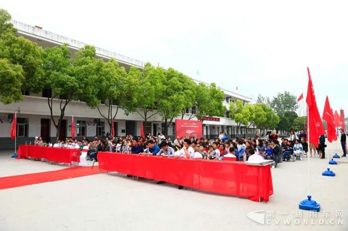欧曼卡车人助学公益计划走进安徽阜阳程集村1.jpg 欧曼卡车人助学公益计划走进安徽阜阳程集村1.jpg