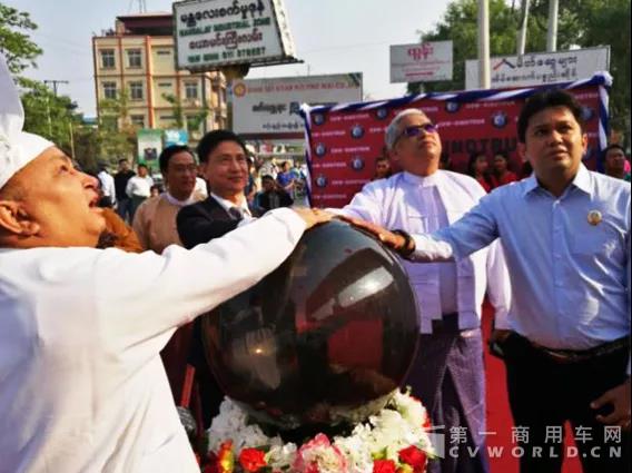 中国重汽缅甸曼德勒3S形象店盛大开业.jpg 中国重汽缅甸曼德勒3S形象店盛大开业.jpg