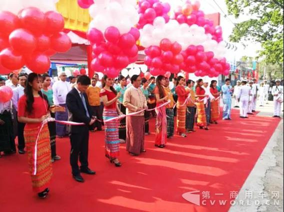 中国重汽缅甸曼德勒3S形象店盛大开业1.jpg 中国重汽缅甸曼德勒3S形象店盛大开业1.jpg
