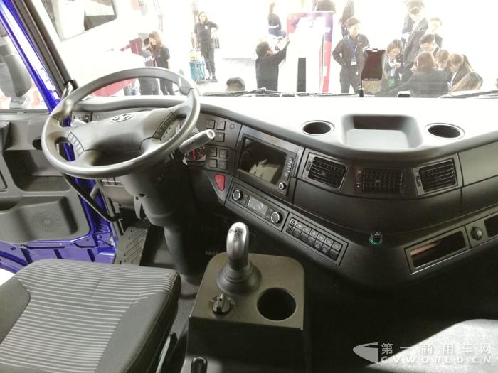 上汽红岩具备智能网联技术的560马力 6×6全驱大件运输车3.jpg 上汽红岩具备智能网联技术的560马力 6×6全驱大件运输车3.jpg