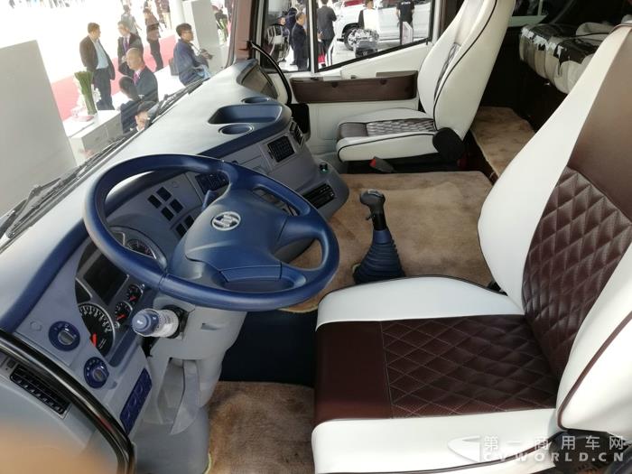 上汽红岩展出超大型杰狮6X2房车3.jpg 上汽红岩展出超大型杰狮6X2房车3.jpg