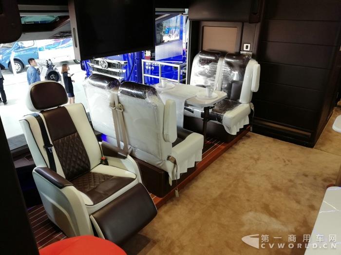 上汽红岩展出超大型杰狮6X2房车4.jpg 上汽红岩展出超大型杰狮6X2房车4.jpg