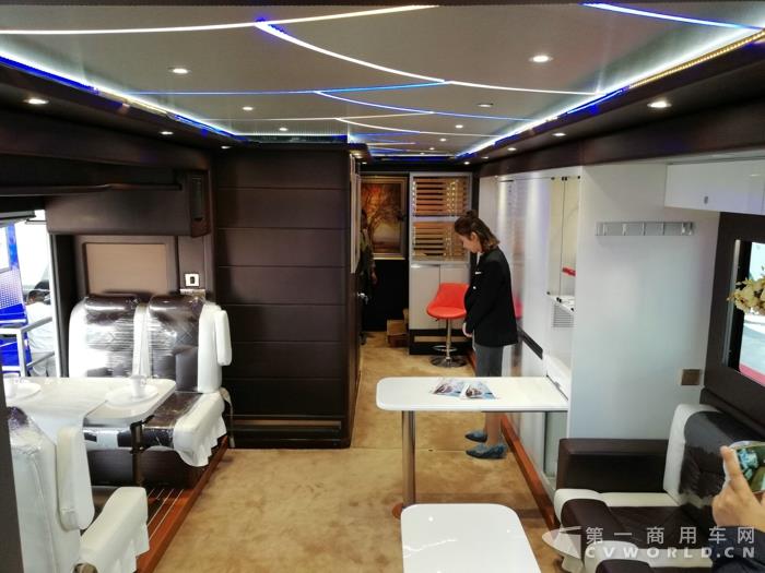上汽红岩展出超大型杰狮6X2房车5.jpg 上汽红岩展出超大型杰狮6X2房车5.jpg