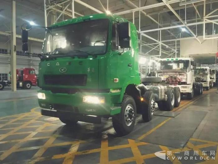 向“五一”献礼 湖南华菱首辆搭载DPF华菱重卡成功下线.jpg 向“五一”献礼 湖南华菱首辆搭载DPF华菱重卡成功下线.jpg