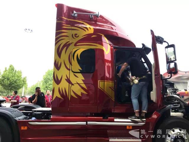 江淮格尔发首款长头重卡威武亮相卡友节,锋芒毕露4.jpg 江淮格尔发首款长头重卡威武亮相卡友节,锋芒毕露4.jpg