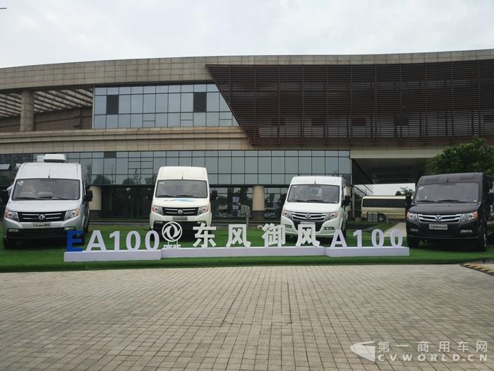 现场展车.jpg 现场展车.jpg