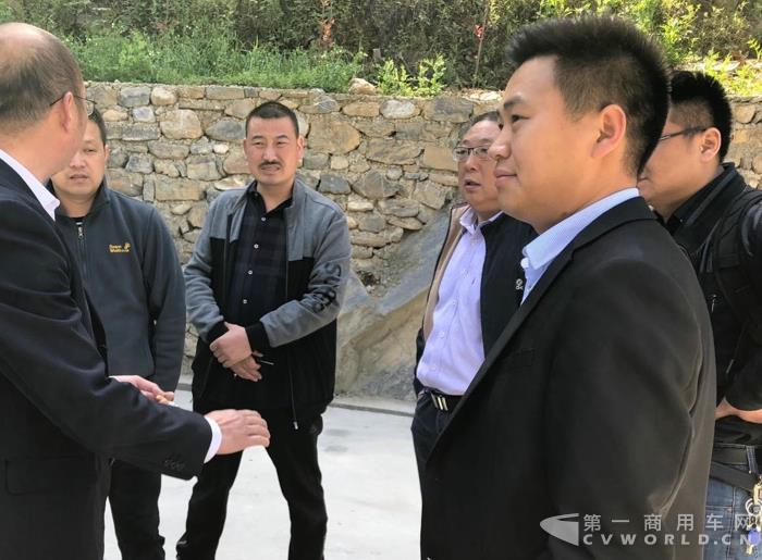 与用户现场就车辆及发动机使用情况进行交流.jpg 与用户现场就车辆及发动机使用情况进行交流.jpg