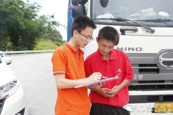 裁判组成员向苏师傅讲解比赛规则.jpg 裁判组成员向苏师傅讲解比赛规则.jpg