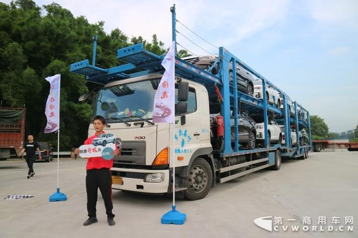 苏师傅与广汽日野中置轴轿运车.jpg 苏师傅与广汽日野中置轴轿运车.jpg