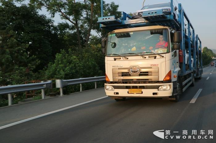 在高速上行驶.jpg 在高速上行驶.jpg