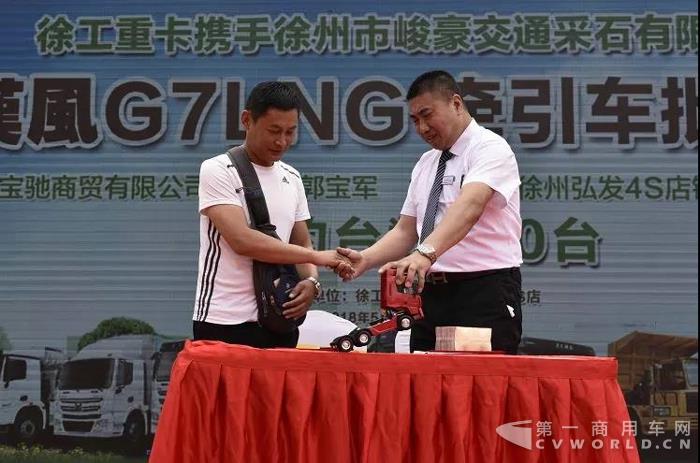 巨擘发力,出手不凡!徐工百台新能源重卡助力家乡蓝天保卫战7.jpg