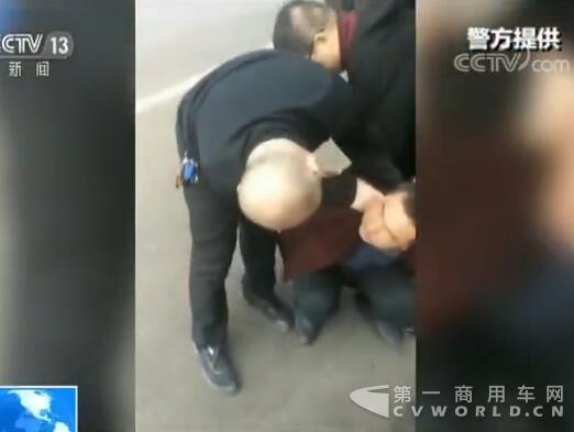 多警种联手打击煤运通道上“油耗子”4.jpg 多警种联手打击煤运通道上“油耗子”4.jpg