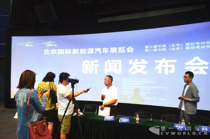 4现场采访.jpg 4现场采访.jpg