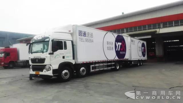 中国重汽厢式中置轴挂车入驻大型物流公司.jpg 中国重汽厢式中置轴挂车入驻大型物流公司.jpg