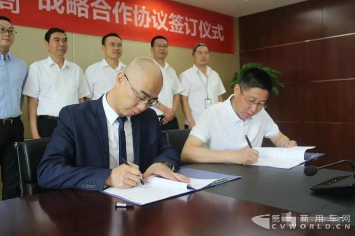 吉利商用车 顺丰速运 战略合作协议签订.jpg 吉利商用车 顺丰速运 战略合作协议签订.jpg