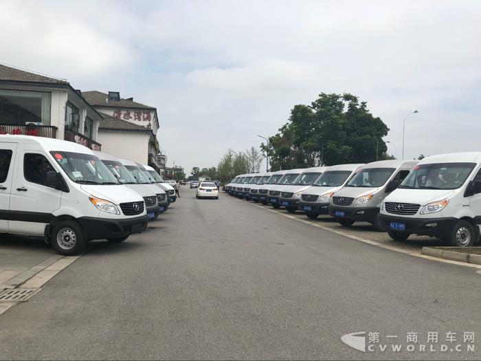 15辆参赛车辆.jpg 15辆参赛车辆.jpg