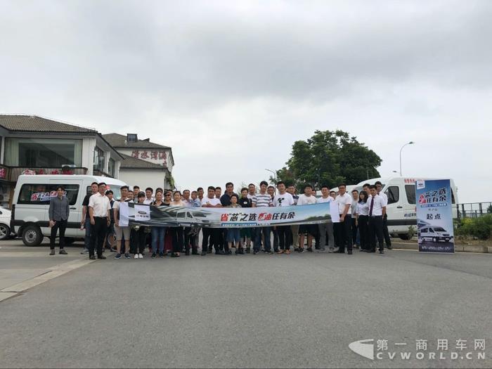 发车前合影.jpg 发车前合影.jpg