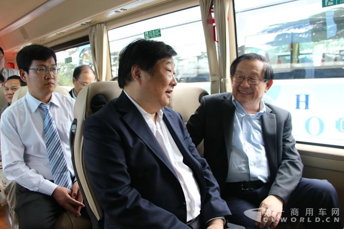 万钢副主席乘坐体验中通氢燃料高端商务车.jpg 万钢副主席乘坐体验中通氢燃料高端商务车.jpg