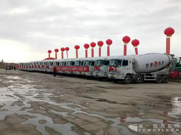 助力“美丽西北”建设 100台华菱星马LNG车交付甘肃东升集团5.jpg 助力“美丽西北”建设 100台华菱星马LNG车交付甘肃东升集团5.jpg