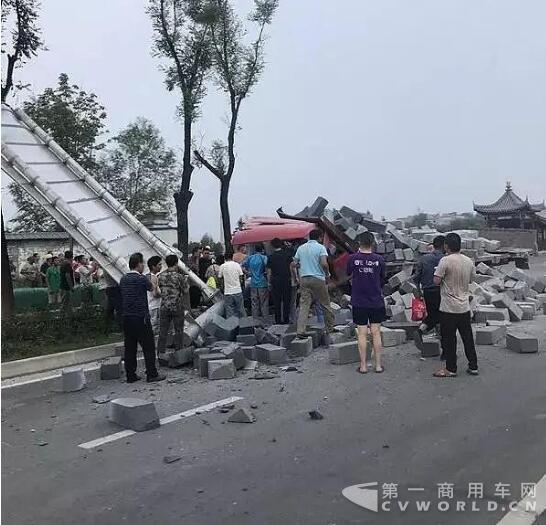 拉砖大货车疑因刹车失灵肇事 3.jpg 拉砖大货车疑因刹车失灵肇事 3.jpg