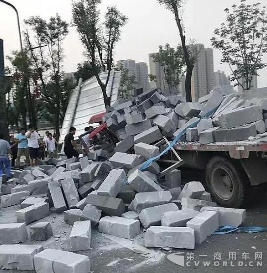 拉砖大货车疑因刹车失灵肇事 4.jpg 拉砖大货车疑因刹车失灵肇事 4.jpg