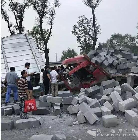 拉砖大货车疑因刹车失灵肇事 5.jpg 拉砖大货车疑因刹车失灵肇事 5.jpg