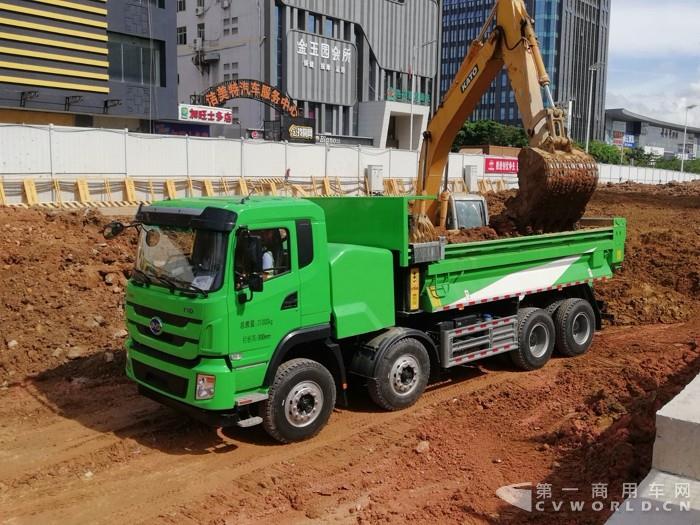 现场作业的比亚迪纯电动自卸车.jpg 现场作业的比亚迪纯电动自卸车.jpg