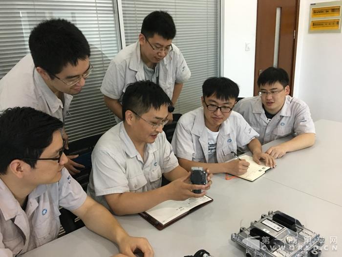 季峰研发团队.jpg 季峰研发团队.jpg