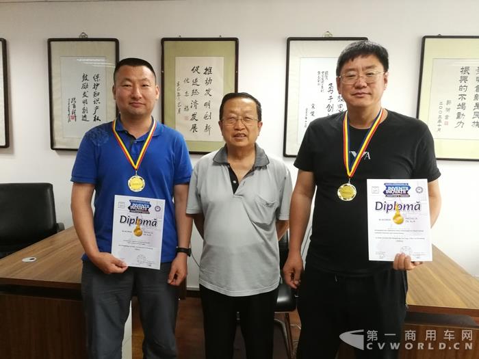 中国发明协会秘书长宣增培为鹿新弟等二人颁发国际发明奖奖牌和证书.jpg 中国发明协会秘书长宣增培为鹿新弟等二人颁发国际发明奖奖牌和证书.jpg