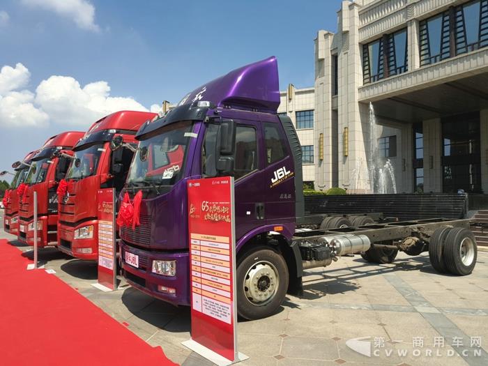 现场的4款展车.jpg 现场的4款展车.jpg