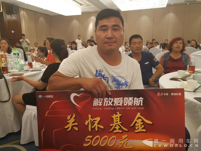 领取关怀基金的范师傅.jpg 领取关怀基金的范师傅.jpg