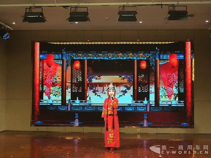 现场娱乐表演.jpg 现场娱乐表演.jpg