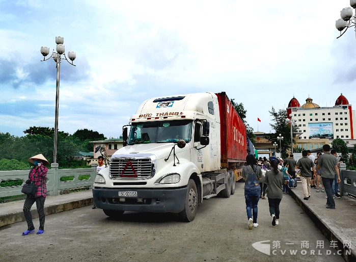 中越边境东兴口岸,等待卸货的卡车.png 中越边境东兴口岸,等待卸货的卡车.png