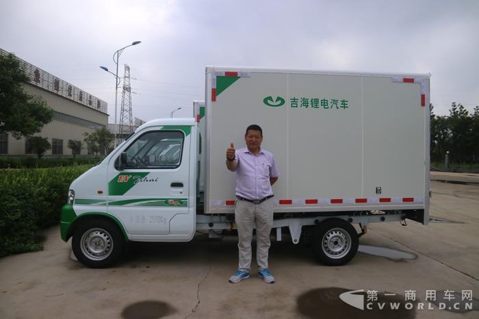 贾廷峰与吉海物流车合影2.jpg 贾廷峰与吉海物流车合影2.jpg