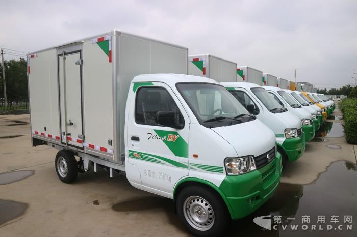 交车现场展车.jpg 交车现场展车.jpg