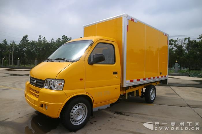 吉海新能源厢式物流车.jpg 吉海新能源厢式物流车.jpg