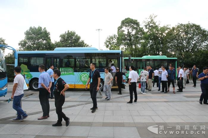 客户参观体验海格系列精品客车_看图王.jpg 客户参观体验海格系列精品客车_看图王.jpg
