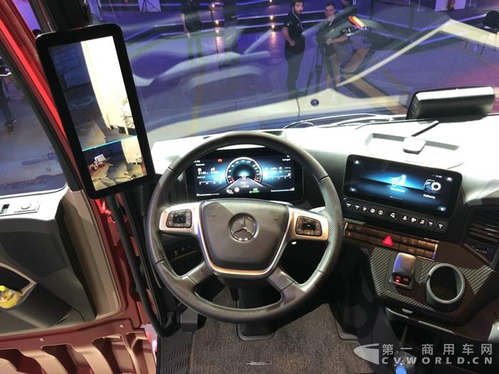 奔驰新Actros 重卡内饰.jpg 奔驰新Actros 重卡内饰.jpg