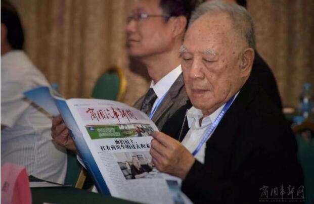 原机械工业部部长何光远阅读《商用汽车新闻》.jpg 原机械工业部部长何光远阅读《商用汽车新闻》.jpg