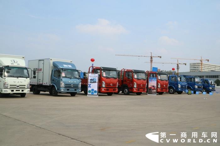 现场展车.jpg 现场展车.jpg