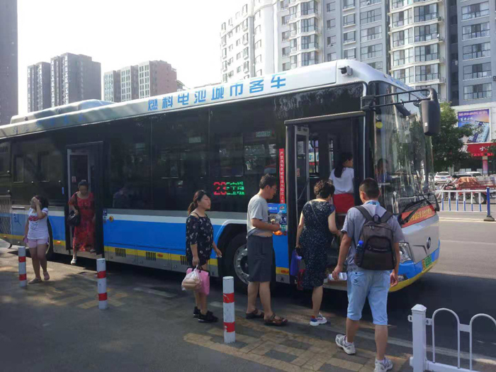 张家口市内运营的氢燃料公交车2.jpg 张家口市内运营的氢燃料公交车2.jpg