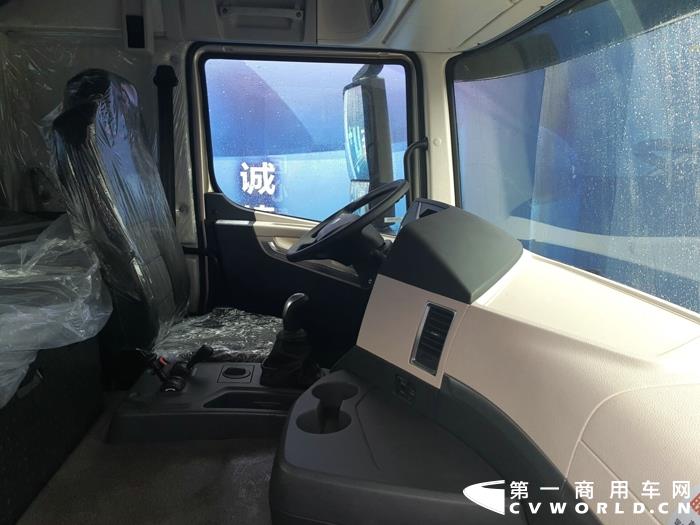 联合卡车550马力重卡新车内饰2.jpg 联合卡车550马力重卡新车内饰2.jpg