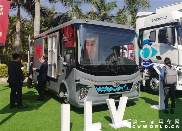 解放展示ILV无人驾驶智慧物流车.jpg