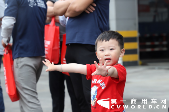 【新闻稿】东风天龙KL载货车首发上市 助阵天龙哥盐城开战-6.101418.png 【新闻稿】东风天龙KL载货车首发上市 助阵天龙哥盐城开战-6.101418.png