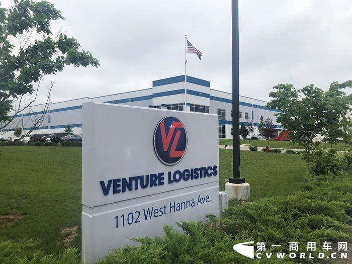 Venture Logistics拥有4个大型仓储中心,其中位于印第安纳波利斯的仓储中心是最大的一个,面积有400000平方英尺(折合人民币37161平方米),采用公铁联运形式,货运铁路直接通到仓储中心里面,一次可以容纳14节铁路车皮.jpg Venture Logistics拥有4个大型仓储中心,其中位于印第安纳波利斯的仓储中心是最大的一个,面积有400000平方英尺(折合人民币37161平方米),采用公铁联运形式,货运铁路直接通到仓储中心里面,一次可以容纳14节铁路车皮.jpg