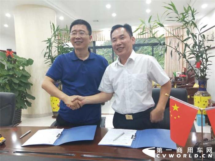 中通客车与国盛集团签约合作.jpg
