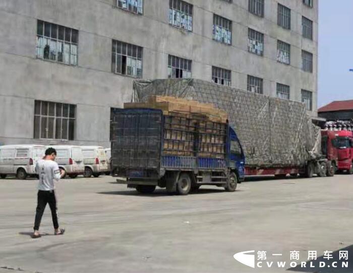 超载轻卡.jpg 超载轻卡.jpg